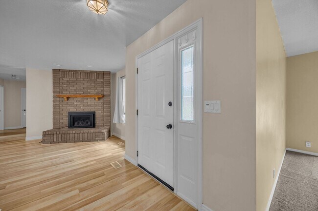 Building Photo - 567 N Allanwood Pl