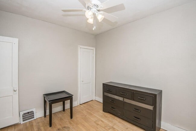 Building Photo - Updated 4-Bed Single Family Home with Clas...