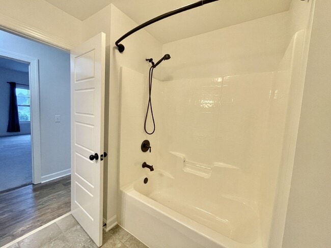 Building Photo - 5 bed, 3 bath Nest in Surrey Meadows