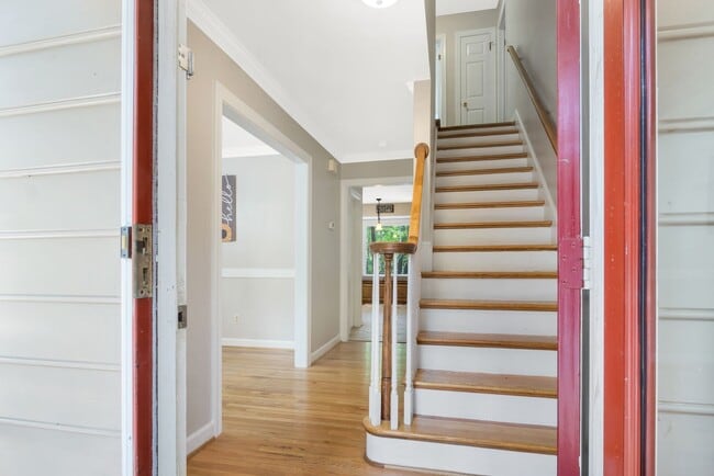 Building Photo - Beautifully Refreshed 4 Bedroom 3 Bath Col...