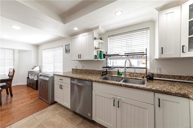Building Photo - 410 W 220th St
