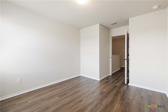 Building Photo - 290 Rosalie Dr