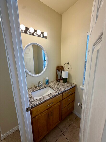 Building Photo - 1244 N Lewis Ave