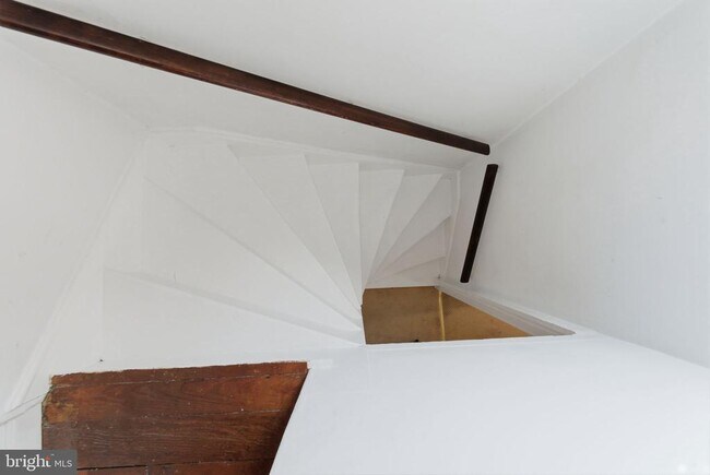 Building Photo - 405 Leverington Ave