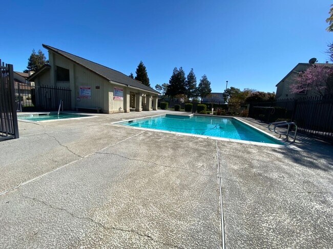 Building Photo - Large Condo near Freeway Access!