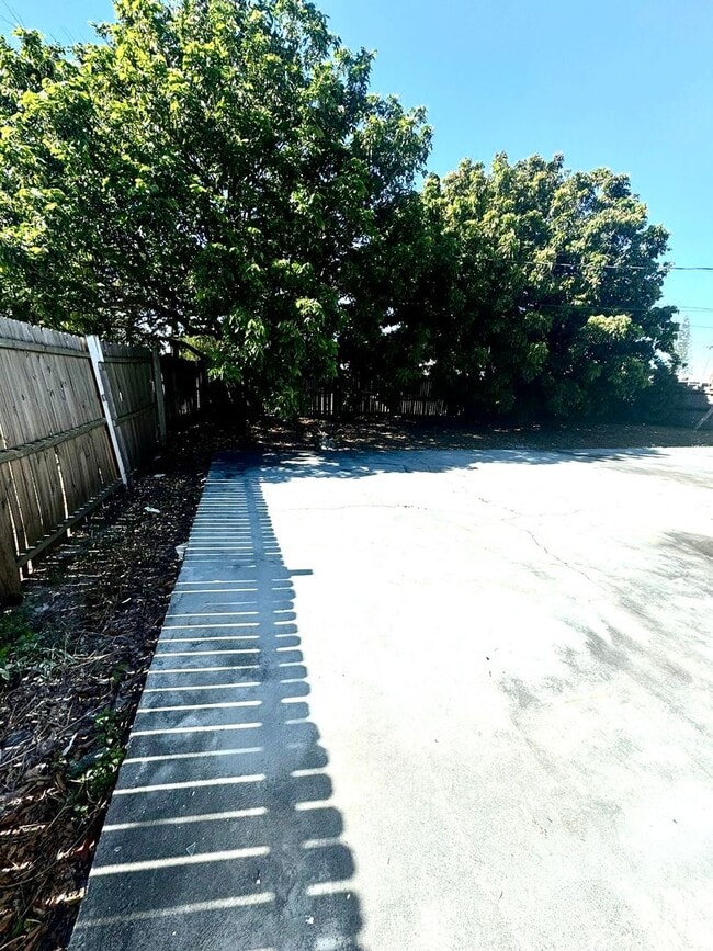 Building Photo - 2/2 Single-family home AVAILABLE NOW!