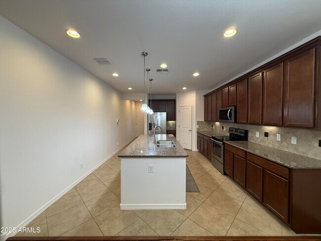 Building Photo - 126 E Chelsea Ln