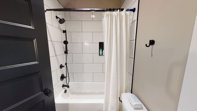 Building Photo - Cozy Fully Furnished Edgehill Apartment- A...