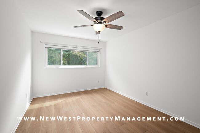 Building Photo - Recently Refreshed Point Loma 2-Bedroom at Baycrest! Small Pet OK! Available Now!