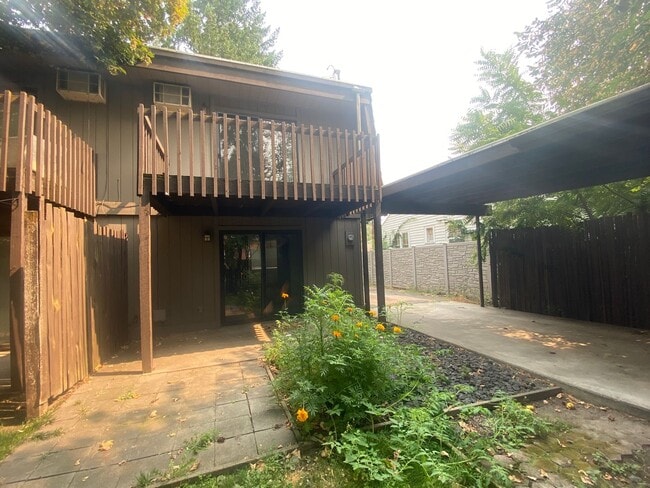 Building Photo - Move-in Special $500 off 1st months' rent!...