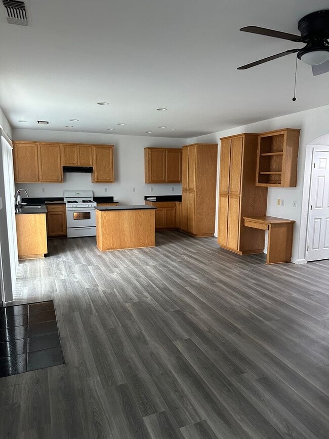 Building Photo - Large Merced Home!