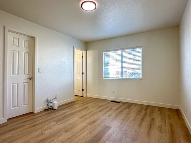 Building Photo - Beautifully Updated Townhome Near DIA