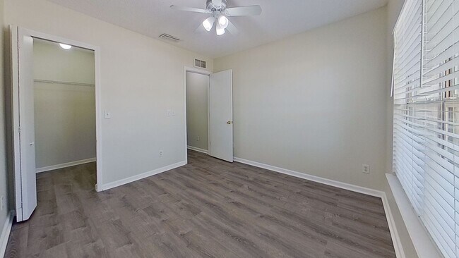 Building Photo - Lovely 2x1 in St. Augustine! Gorgeous Upgrade Kitchen!