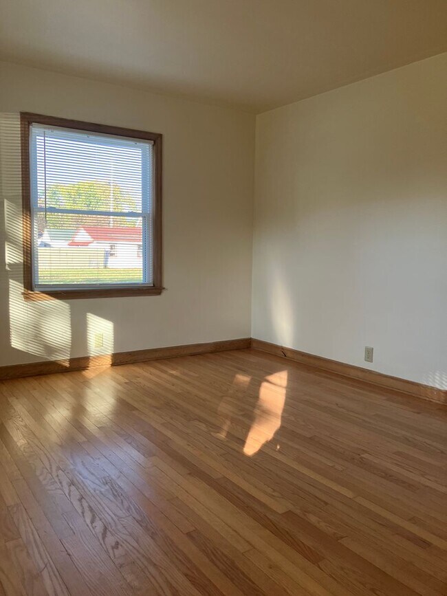 Building Photo - 2 Bedroom Single Family Home