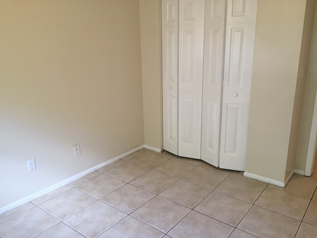 Building Photo - Spacious 2br/1ba duplex near USF