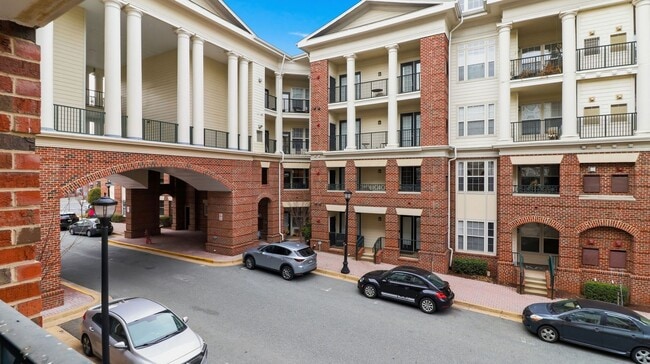 Building Photo - RENOVATED 1 BEDROOM 1 BATH CONDO IN THE COLONNADE IN KENTLANDS