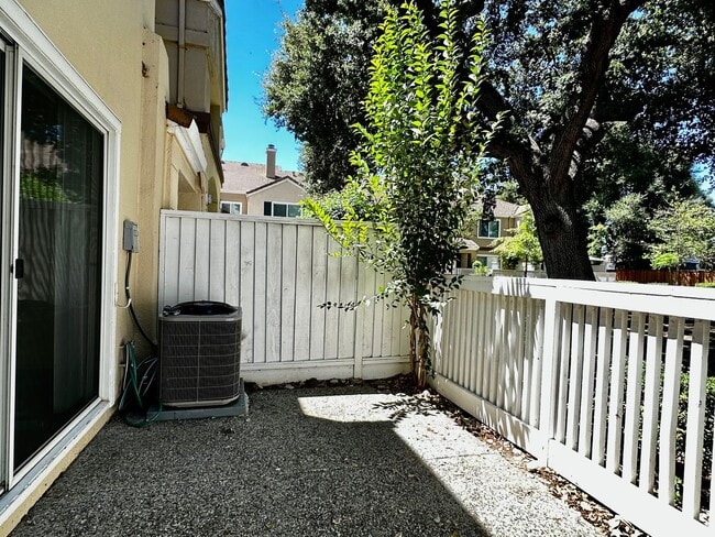 Building Photo - Townhouse Located in Santa Teresa with New...