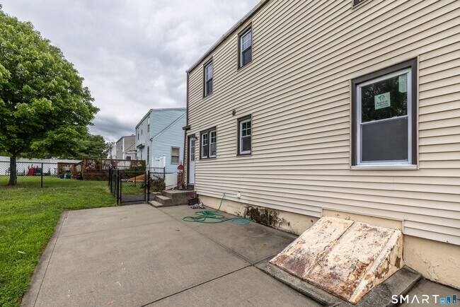 Building Photo - 118 Bryden Terrace