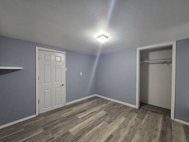 Building Photo - 1403 12th St W