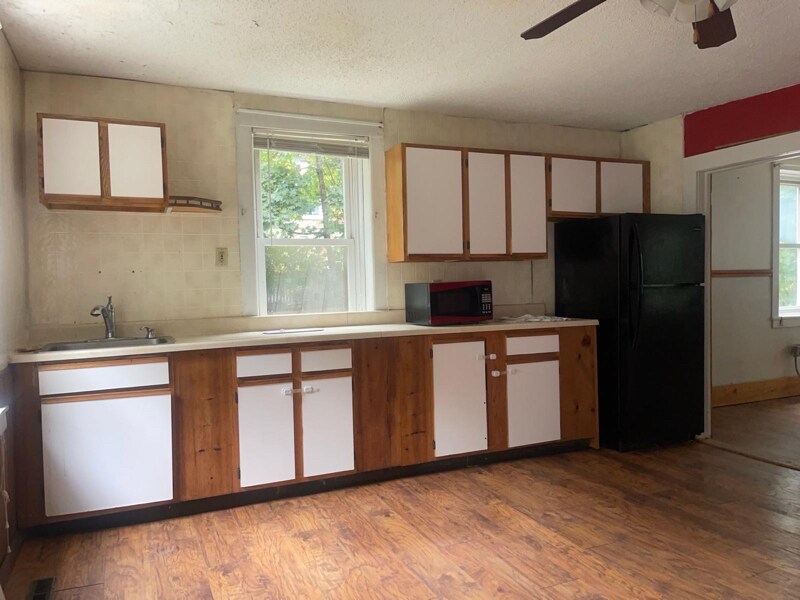 Building Photo - 977 Riverside Dr