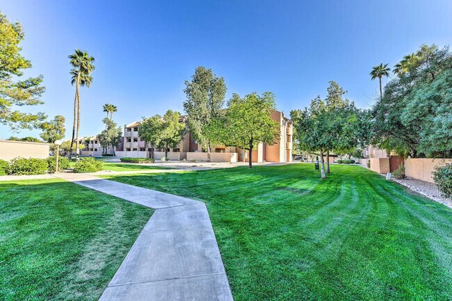 Building Photo - 602 N May