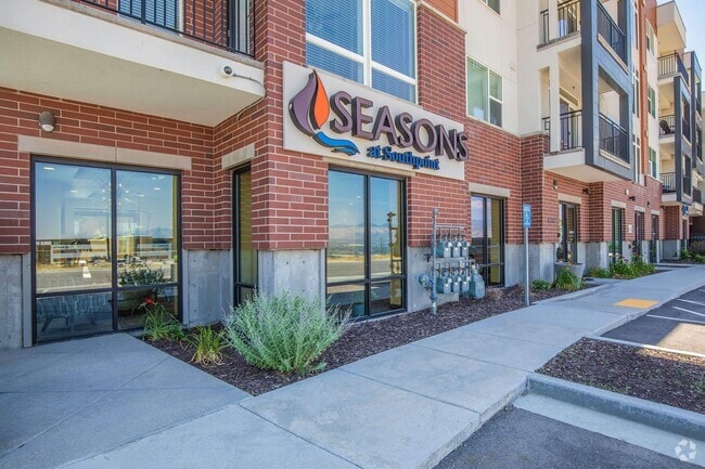 Building Photo - Seasons at Southpoint