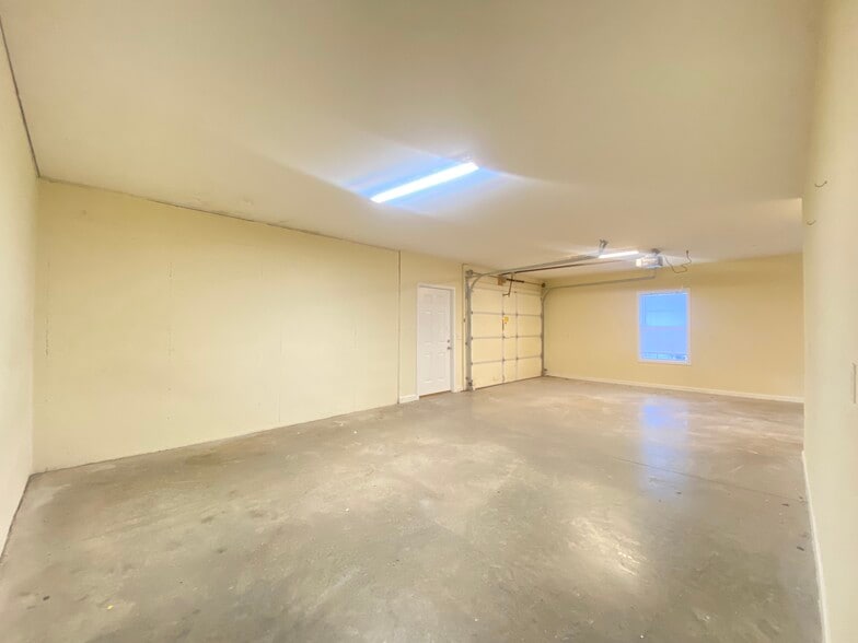 Building Photo - 220 4th Ave