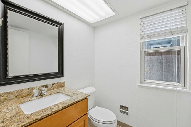Building Photo - Luxury  2 bedroom Townhome in Great Location