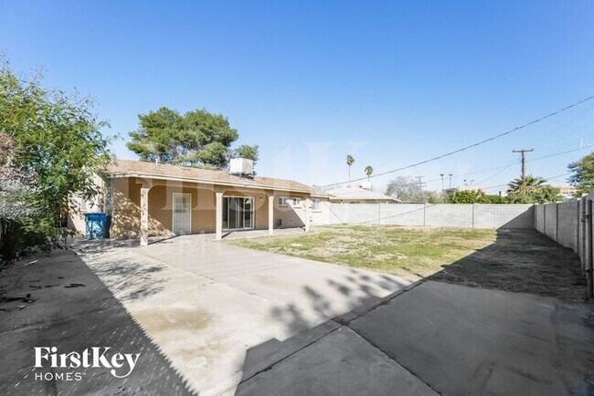 Building Photo - 2012 W Solano Dr