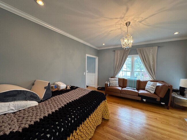 Building Photo - Waltham 3 bed 2.5 Bath