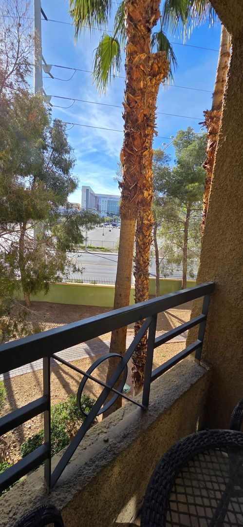 Building Photo - Short or long term available! Beautifl furnished 1 bedroom located in the heart of the strip!