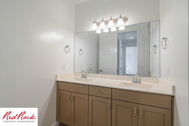 Building Photo - 3 Bedroom, 2.5 Bathroom Townhome in Ivins City