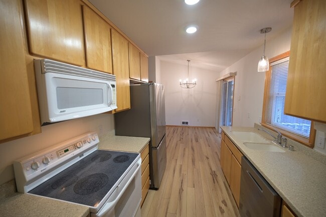 Building Photo - Charming 3 Bed, 2 Bath Home in Summer Bree...