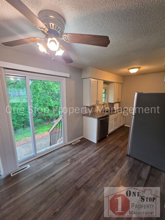 Building Photo - Renovated 3-bedroom, 2-bathroom home in Lee's Summit!