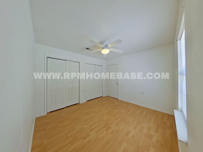Building Photo - Crestview Charm: 4 Bedroom Home with Hard Floors and Fenced Yard!