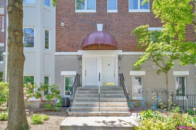 Building Photo - 218 St Michaels Walk
