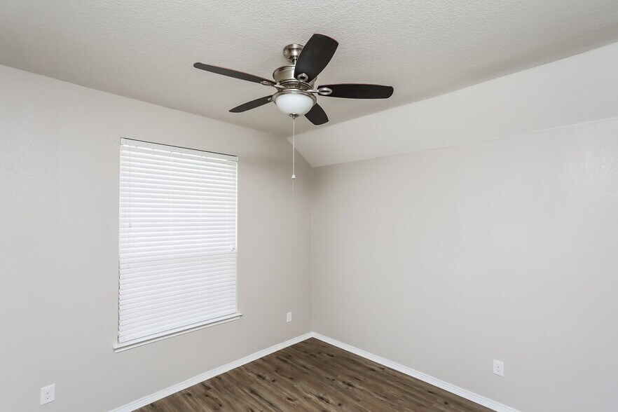 Building Photo - 8473 Blue Violet Trl