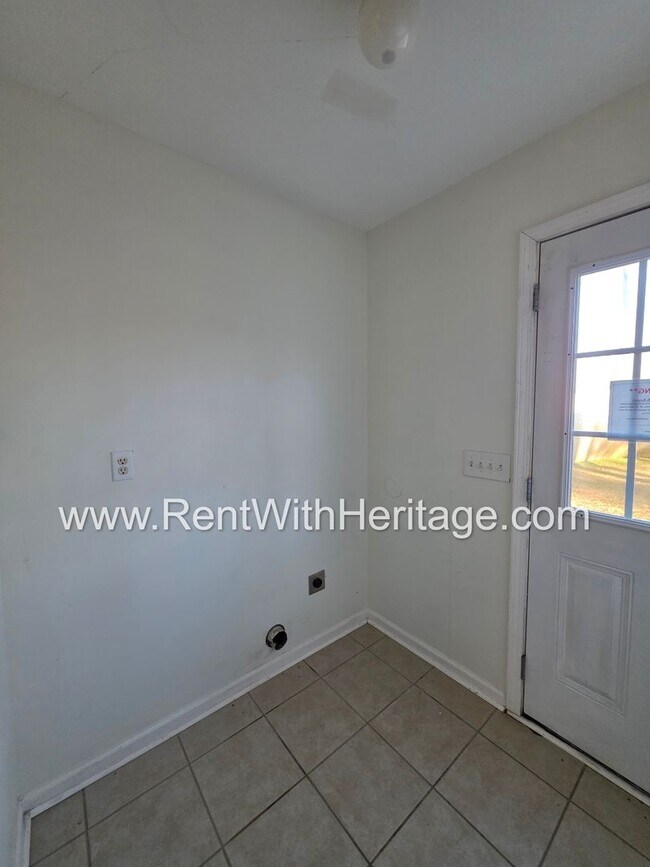 Building Photo - Awesome 3 bd/ 2 bath home / Ranch Home / No Steps / Upgrades Galore / Great Location