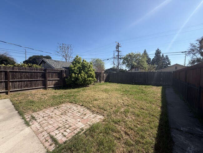 Building Photo - 720 Badgley Dr