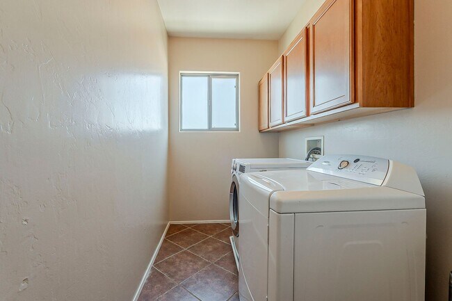 Building Photo - Pet-Friendly 4 Bedroom Rental in Tucson wi...