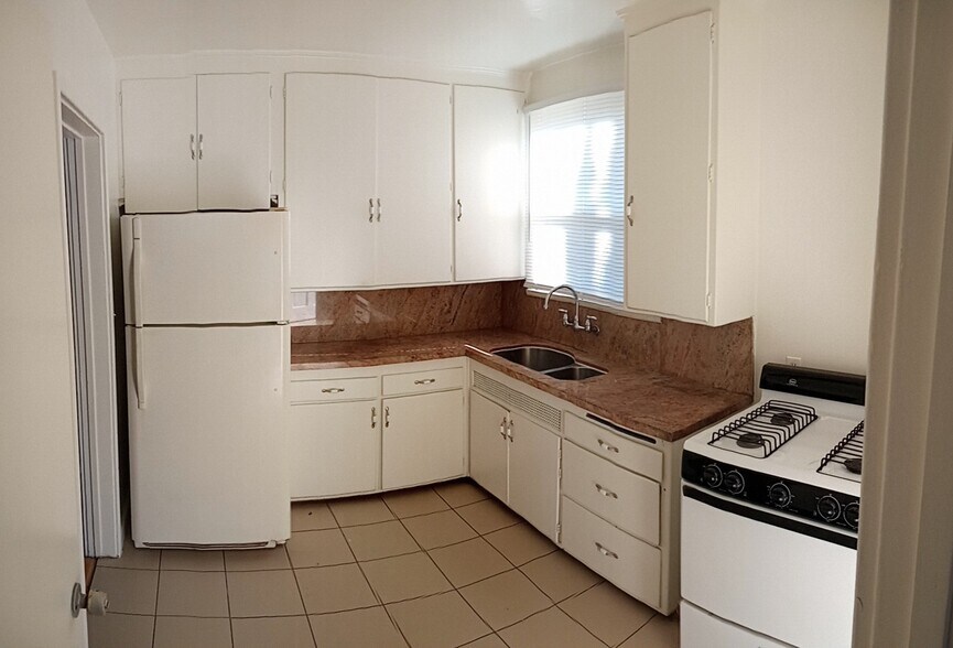 Kitchen - 10636 Louise Ave