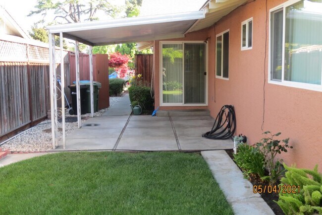 Building Photo - 2132 Town and Country Ln