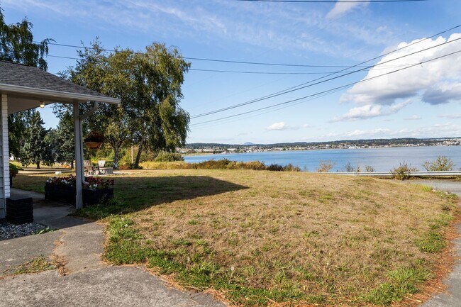 Building Photo - Spectacular View - 3bd/2ba - Custom Remodel - Group and Pet Friendly