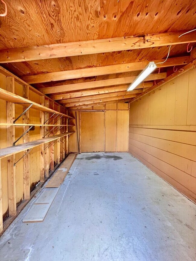 Building Photo - Spacious 4bed/ 3 bath Two Story with Finis...