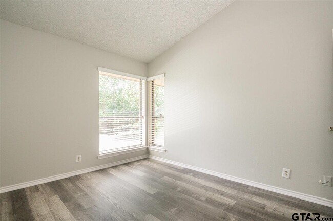 Building Photo - 5825 Hollytree Dr