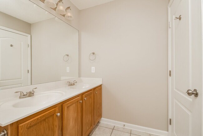 Building Photo - 1012 7 Oaks Blvd