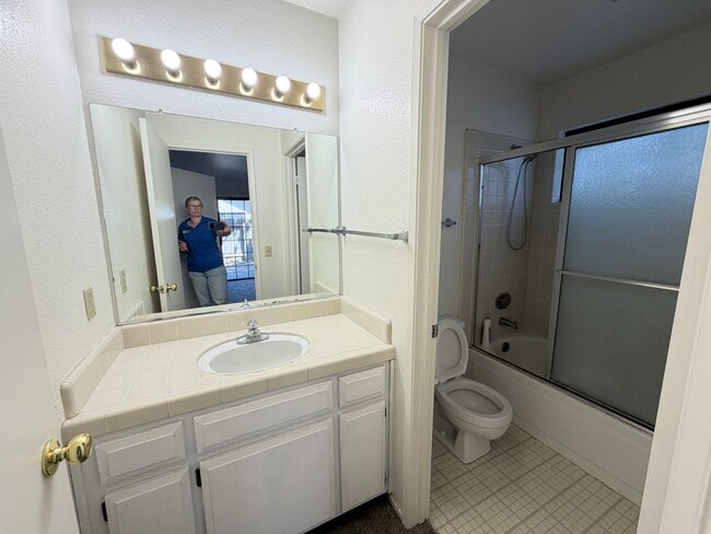 Building Photo - Great Townhome!