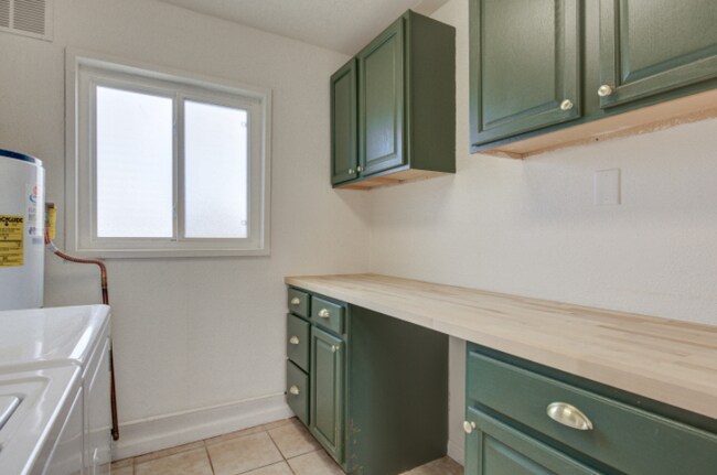 Building Photo - 7601 Hannett Ave NE