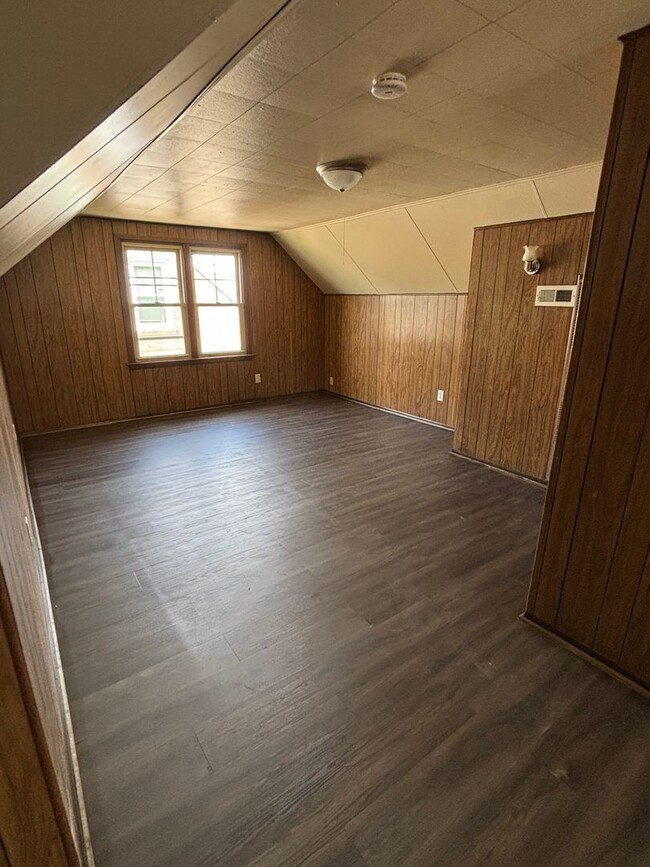 Building Photo - HUGE NICE 3BR SINGLE FAMILY HOME, PARKING,...