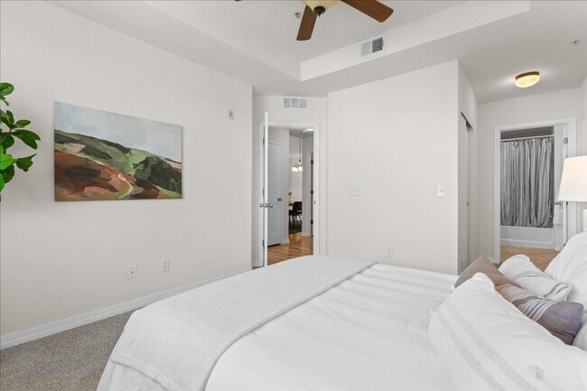 Building Photo - Beautiful 2 Bed 2 Bath Condo Near Rigden Farms!